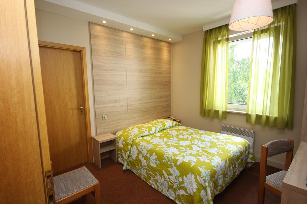 Hotel Restaurant A L'Etoile Merkwiller-Pechelbronn Exteriör bild