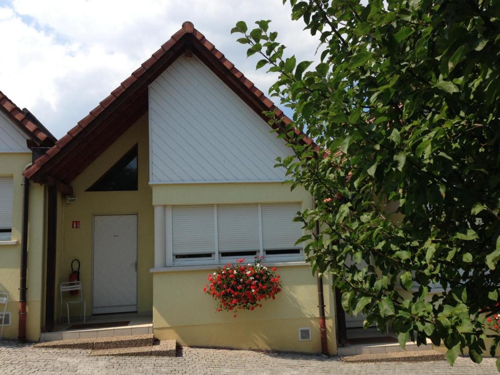 Hotel Restaurant A L'Etoile Merkwiller-Pechelbronn Rum bild